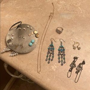 🌵2/$10 Bundle of jewelry mostly earrings